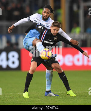 (181209) -- ROME, 9 décembre 2018 (Xinhua) -- la Sampdoria Ramirez Gaston (R) rivalise avec la Lazio Fortuna Wallace au cours de la Serie un match de football entre le Latium et la Sampdoria à Rome, Italie, le 8 décembre 2018. Le match s'est terminé dans un 2-2 draw. Banque D'Images