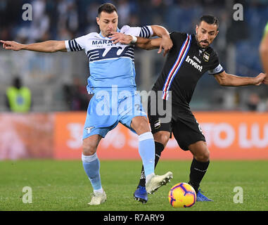 (181209) -- ROME, 9 décembre 2018 (Xinhua) -- la Sampdoria Fabio Quagliarella (R) rivalise avec la Lazio Stefan Radu durant la série un match de football entre le Latium et la Sampdoria à Rome, Italie, le 8 décembre 2018. Le match s'est terminé dans un 2-2 draw. Banque D'Images