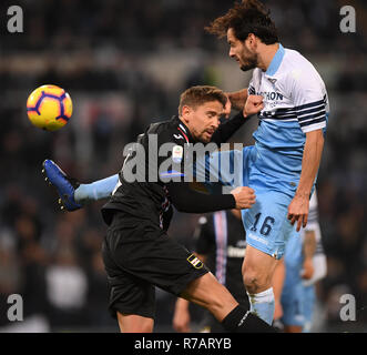 (181209) -- ROME, 9 décembre 2018 (Xinhua) -- la Sampdoria Ramirez Gaston (L) le dispute à la Lazio Marco Parolo durant la série un match de football entre le Latium et la Sampdoria à Rome, Italie, le 8 décembre 2018. Le match s'est terminé dans un 2-2 draw. Banque D'Images