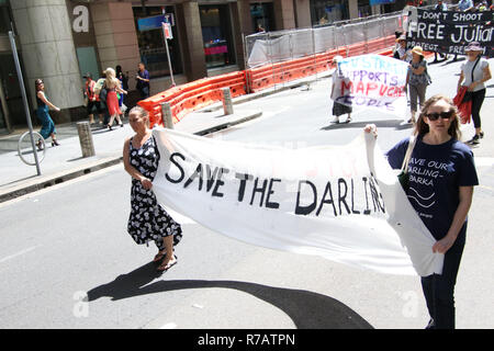 Sydney, Australie. 9 décembre 2018. Sur la photo : manifestants tenir une bannière disant, 'enregistrer le Darling' (rivière). L'avant de la Journée internationale des droits de l'homme du 10 décembre, la lutte contre l'INCENDIE (de la résistance également) a organisé une manifestation en défense des droits humains des peuples autochtones. Les manifestants ont été rejoints par des représentants d'autres campagnes. Crédit : Richard Milnes/Alamy Live News Banque D'Images