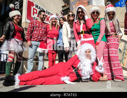 Los Angeles, USA. Dec 8, 2018. Revelers prendre part au 2018 SantaCon à Los Angeles, aux États-Unis le 8 décembre 2018. Credit : Zhao Hanrong/Xinhua/Alamy Live News Banque D'Images