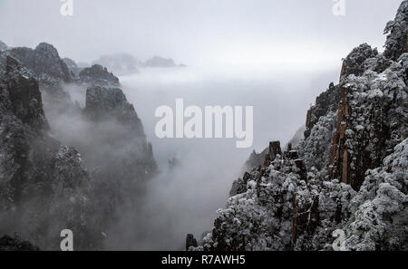 Beijing, Chine. Dec 8, 2018. Photo prise le 8 décembre 2018 présente le paysage de neige à Huangshan scenic spot, la Chine de l'est la province d'Anhui. Credit : Shui Congze/Xinhua/Alamy Live News Banque D'Images