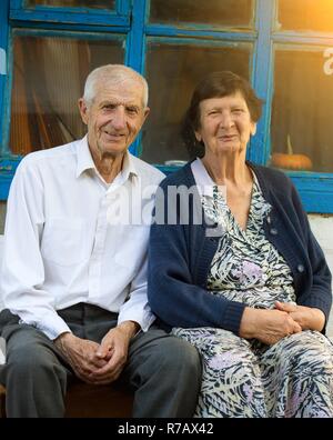 Portrait of smiling grandparents close-up Banque D'Images