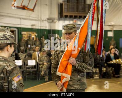 Le Major de l'armée américaine Seagriff Ian détient les couleurs du bataillon qu'il assume le commandement du 101e Bataillon du Corps expéditionnaire, Signal de New York, à partir de la Garde nationale d'Armée Le lieutenant-colonel commandant sortant de la diane Armbruster Centre Police Athletic League, Yonkers, New York), le 9 avril 2017. Banque D'Images