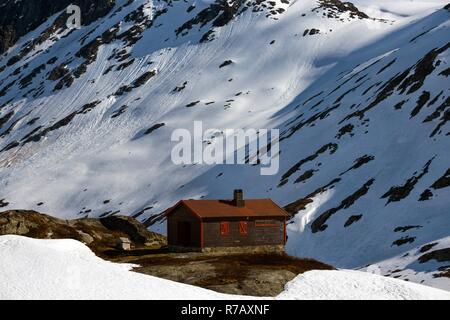 Lonely maison traditionnelle en bois dans les montagnes enneigées de Norvège Banque D'Images