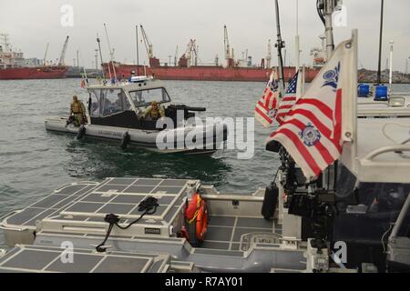 U.S. Coast Guard 312 Unité de sécurité portuaire membres amarrer leur 32 pieds bateau sécurité transportables pendant le fonctionnement de l'exercice Pacific Reach 2017 à Pohang, République de Corée, le 9 avril 2017. OPRex17 est un événement de formation bilatérale conçu pour garantir l'état de préparation et de maintenir les capacités de renforcement de la Corée du Sud et les États-Unis Alliance. Les gardes côte serviront de cadre de combined task group la conduite d'eau, des ports et des opérations de sécurité de la protection côtière unis et la République de Corée et du personnel actif de l'exercice d'un domaine Distribution Center (ADC), un point d'alimentation en air Terminal (ATSP), la logistique sur la rive (beaucoup), et t Banque D'Images