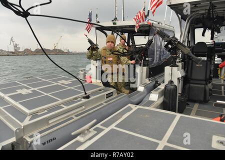 U.S. Coast Guard 312 Unité de sécurité portuaire membres amarrer leur 32 pieds bateau sécurité transportables pendant le fonctionnement de l'exercice Pacific Reach 2017 à Pohang, République de Corée, le 9 avril 2017. OPRex17 est un événement de formation bilatérale conçu pour garantir l'état de préparation et de maintenir les capacités de renforcement de la Corée du Sud et les États-Unis Alliance. Les gardes côte serviront de cadre de combined task group la conduite d'eau, des ports et des opérations de sécurité de la protection côtière unis et la République de Corée et du personnel actif de l'exercice d'un domaine Distribution Center (ADC), un point d'alimentation en air Terminal (ATSP), la logistique sur la rive (beaucoup), et t Banque D'Images