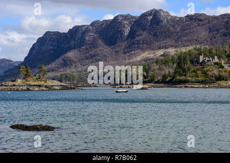 Vue sur le Loch Carron à Duncraig et Château de rochers lointain village Plockton, région des Highlands, Ecosse Banque D'Images