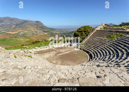 Théâtre grec semi-circulaire de Segesta, au sommet de Monte Barbaro, province de Trapani, Sicile, Italie Banque D'Images