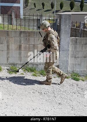 Tech. Le Sgt. Adam recherche Ana Piza simulation d'engins explosifs improvisés (IED) au cours de la neutralisation des explosifs et munitions (NEM) Formation au tir réel sur complexe Rodriguez le 12 avril 2017. Six équipes ont participé à deux personnes pour déterminer la meilleure équipe de neutralisation en Corée tout en maintenant leurs compétences pour "lutte ce soir." Banque D'Images