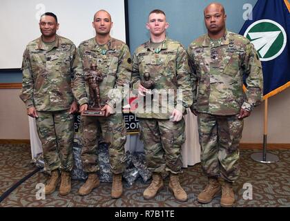 Cmd. Le Sgt. Le Major Kevin McKeller (à gauche), le Sgt Commande SDDC. Major, le Sgt. Luis Cruz (deuxième à gauche), le SDDC 2017 de l'année, SOUS-OFFICIER DE LA FPC. Robert Nelson (deuxième à droite), le SDDC 2017 Le Soldat de l'année, et Cmd. Le Sgt. Le major Jerome Smalls (droite), 597e Brigade Transport Command Sgt. Principaux apparaissent au cours de la cérémonie de remise des prix. Banque D'Images