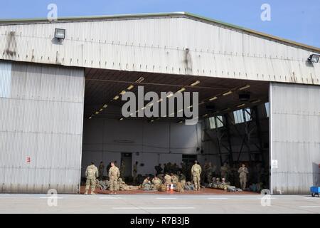 Les parachutistes de l'Armée américaine affecté à la 173e Bataillon de soutien de la Brigade, 173e Brigade aéroportée, don leur parachute à Villafranca Air Base (3ème escadre) en Italie, Avril 12, 2017 en préparation pour les opérations aéroportées sur Juliet Drop Zone à Pordenone, Italie. La 173e Brigade aéroportée de l'armée américaine est la force de réaction d'urgence en Europe, capables de projeter des forces n'importe où aux États-Unis, d'Europe centrale ou de l'Afrique domaines de responsabilité des commandes dans les 18 heures. Banque D'Images