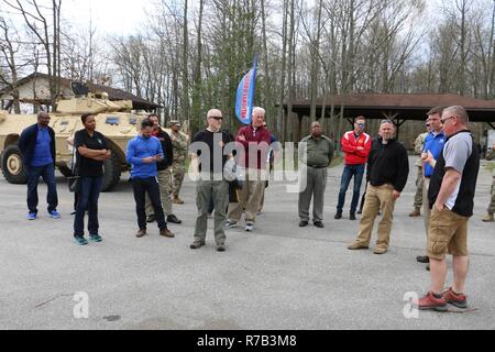 Le Sgt. 1re classe Steve Ritchie mémoires d'enseignants sur les capacités de l'Alabama Army National Guard mobile de recrutement et de maintien de l'équipe d'événements et leurs capacités dans le cadre de l'Éducatrice du bataillon ascenseur mercredi, 12 avril 2017. Banque D'Images