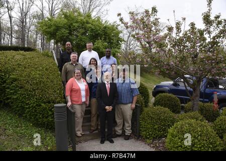 Les membres de la classe Iowa inaugural à l'Académie de Leadership de l'Adjudant général Montgomery Bell State Park à Burns, au Tennessee, le 11 avril. "Le cours est conçu pour enseigner à l'établissement des priorités pour déterminer ce qui est urgent et ce qui est important," dit-il. ( Banque D'Images