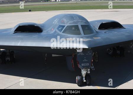 B-2A, série # 88-0331, "l'esprit de Caroline du Sud' de la 509e Bomb Wing, Air Force Global Strike Command, sur l'aire de stationnement à la Tinker Air Force Base, Texas, lors d'une visite le 11 avril 2017. Le B-2A 'Stealth bomber' visité la base pour permettre à des centaines de membres du personnel qui travaillent à l'appui direct de l'aéronef au moyen du programme de mise à niveau des logiciels continue de le voir en personne et de mieux comprendre le rôle des avions dans la défense. Banque D'Images