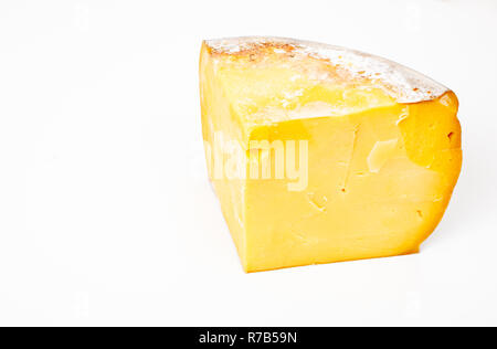 Morceau de vieux fromage traditionnel turc. ( De kashar ) sur fond blanc Banque D'Images