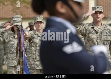 Aviateurs de la 32e Escadre de renseignement comme les États-Unis saluent drapeau est abaissé au cours d'une retraite annuelle 32e cérémonie en l'honneur de l'Est du patrimoine, le 20 avril. Banque D'Images