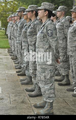 Aviateurs de la 32e Escadre de renseignement au cours de la formation en retraite annuelle 32e cérémonie en l'honneur de l'Est du patrimoine, le 20 avril. Banque D'Images