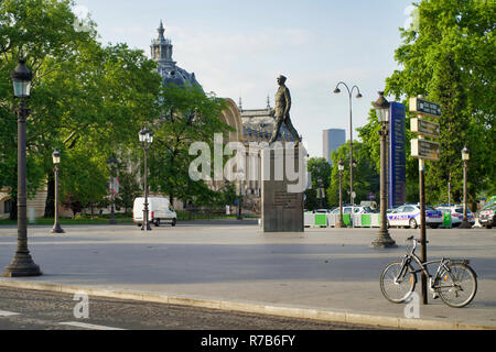 PARIS, FRANCE - 26 MAI 2018 : Monument à Charles de Gaulle sur les Champs Elysées, la Place de la Concorde Banque D'Images