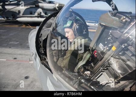 Océan Pacifique (8 mai 2017) lance le Cpl. Luis Saldana, originaire de Madison, Wisconsin, attend que d'autres instructions dans le cadre de l'entretien de routine à l'intérieur du cockpit d'un Harrier AV-8B affectés à l'Escadron 214 attaque maritime, sur l'envol du navire d'assaut amphibie USS America (LHA 6). Plus de 1 800 marins et 2 600 Marines américains affectés à l'Amérique du groupe amphibie (ARG) et la 15e Marine Expeditionary Unit (MEU) sont actuellement à l'unité de formation Composite (Exercice COMPTUEX) au large de la côte de Californie du Sud en préparation de l'ARG plus tard cette année de déploiement Banque D'Images