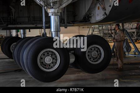 Le s.. Cesar Mardirossian, 60e Escadron de maintenance des aéronefs battant, chef d'équipe inspecte le train d'atterrissage d'un C-5M Galaxy sur base aérienne de Ramstein, en Allemagne, le 3 mai 2017. Lors de l'atterrissage à Ramstein, le nombre 4 d'atterrissage principal de l'avion n'a pas l'abaisser jusqu'à l'équipage a utilisé le système de sauvegarde d'urgence et ont été en mesure de faire un atterrissage en toute sécurité. Aviateurs, affecté à la 60e et 721e AMXS AMXS posée sur l'avion fuselage six jacks à inspecter et réparer le train d'atterrissage. Banque D'Images