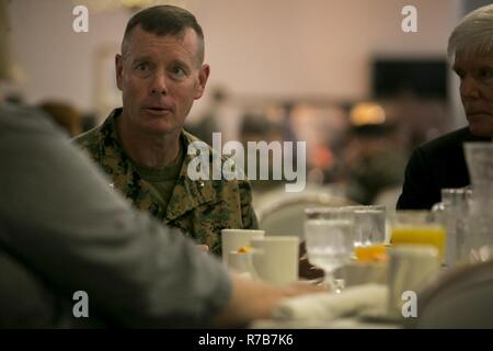 Le brig. Le général David Maxwell interagit avec d'autres participants au cours de la Journée nationale de prière célébration le Marine Corps Base Camp Lejeune, le 4 mai 2017. Un repas a été servi avant la cérémonie pour permettre aux participants de discuter de la prière et la raison de la célébration ce jour-là. Maxwell est le commandant du 2e Groupe logistique maritime. Banque D'Images