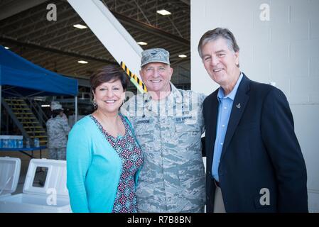 Le colonel Jay Johnson, commandant du groupe de maintenance 403e et son épouse, Joan Johnson, posent pour une photo avec le maire de Biloxi Andrew "FoFo" Gilich au cours de la 403e cérémonie de passation de commandement de l'Escadre Le 7 mai 2017 à la base aérienne de Keesler, Mississippi. Banque D'Images