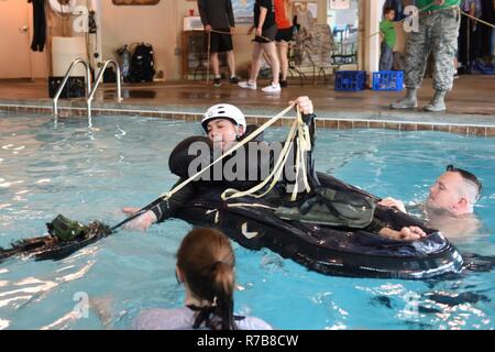 Le colonel Joshua Wright, chef de la chirurgie de vol assigné à la 180e Escadre de chasse, Ohio Air National Guard, tire un sac à dos de survie dans un radeau 6 mai 2017 au cours de la formation à la survie de l'eau dans l'Aqua Hut à Toledo, Ohio. La formation continue permet de maintenir les aviateurs les plus hauts standards et sont prêts pour les déploiements à travers le monde en tout temps. Banque D'Images