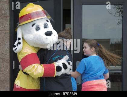 Le chien Sparky Incendie, 5e Escadron de génie civil, éducateur de prévention incendie de l'école primaire de Edison accueille la science, technologie, ingénierie et mathématiques des jeunes filles à la 5ème station d'INCENDIE DE LA SCÉ SUR Minot Air Force Base, N.D., 1 mai 2017. Au cours de la visite des filles de la tige à la caserne, Sparky leur a appris sur la sécurité incendie et les fonctions de pompier. Banque D'Images