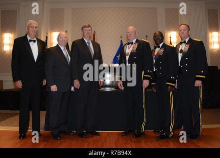 Généraux, passés et présents, ont assisté à la 36e Division d'infanterie et d'adieu du "Hail" dining out Mai 6th, 2017 à Austin, Texas. L'événement a permis de célébrer les 100 ans de la division. De gauche à droite : le Major-général (ret) Don Daniels, le Major-général (retraité) Robert Halverson, le Major-général (ret) Eddy Spurgin, le Major-général James K. "Red" Brown, commandant général adjoint - Réserve, United States Forces Command, le général de Lester Simpson, ancien 36e Inf. Div. Général commandant, et Brigue. Le général S. Lee Henry, 36ème Inf. Div. Commandant général. Banque D'Images