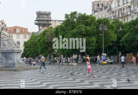 Lisbonne, Portugal - 30 août 2018 : la place Rossio. La Terrasse et promenade de l'ascenseur de Santa Justa, avec le niveau supérieur d'un kiosque et couvent de Notre Dame Banque D'Images