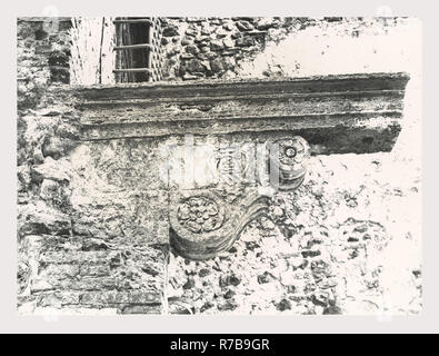 Latium Rieti Stimigliano Torre dell'orlogio, c'est mon l'Italie, l'Italie Pays de l'histoire visuelle, de l'architecture médiévale. La tour l'entrée principale de la ville, et est décoré de la famille Orsini Coat-of-Arms et créneaux en tête de la structure. Banque D'Images