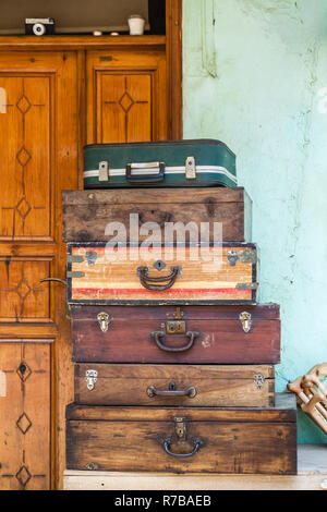 Divers valises en bois ancien modèle dans une boutique d'Antiquités Banque D'Images