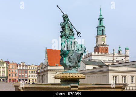 Fontaine de Neptune avec le tour de l'hôtel de ville en arrière-plan sur le principal marché (Rynek) place de la vieille ville de Poznan, Pologne Banque D'Images