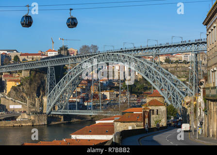 Vue sur le célèbre pont Ponte Dom Luis et téléphériques à Porto, Portugal Banque D'Images