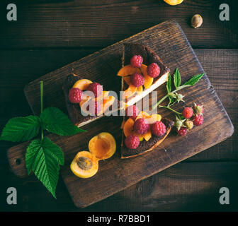 Morceaux de Tarte au fromage cottage avec des fraises et d'abricots Banque D'Images