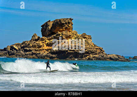 Surfer sur la Costa Vicentina, littoral, Vila do Bispo, Portugal Banque D'Images