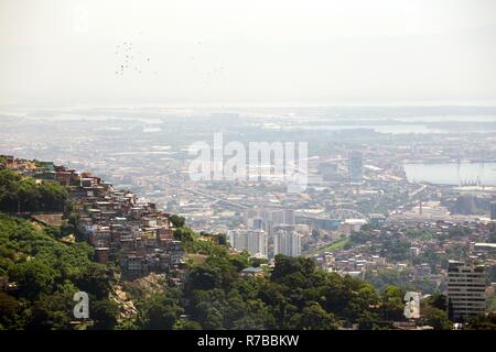 Vue sur une colline de favela de Rio de Janeiro Brésil Banque D'Images