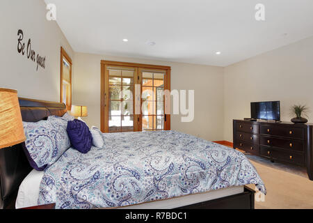 Belle chambre avec portes en verre menant au patio arrière. Banque D'Images