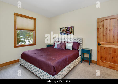 Chambre confortable dispose de grandes chambres confortables avec de la literie disponible dans la chambre rouge. Banque D'Images