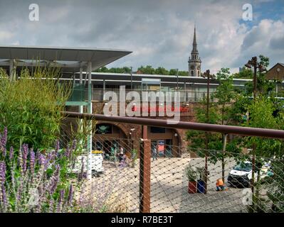 Deptford, Londres, Royaume-Uni - 13 août 2018 : Avis de Deptford Railway Station à travers la zone piétonne réaménagée Banque D'Images