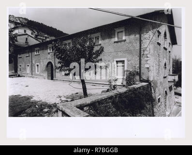 Abruzzes Tagliacozzo Palazzo Ducale, c'est mon l'Italie, l'Italie Pays de l'histoire visuelle, une vue sur l'extérieur du palais de la renaissance construit au 14ème et 15ème siècles par la famille Orsini, avec beaucoup d'attention aux fenêtres. Une vue sur l'intérieur du 15ème siècle avec une loggia mal conservés des fresques de Lorenzo da Viterbo. Plus impressionnant est la chapelle Orsini avec ses plafonds à caissons et les fresques de Viterbe du rachat, de l'Annonciation, l'Adoration des Mages, le baptême et la Crucifixion Banque D'Images