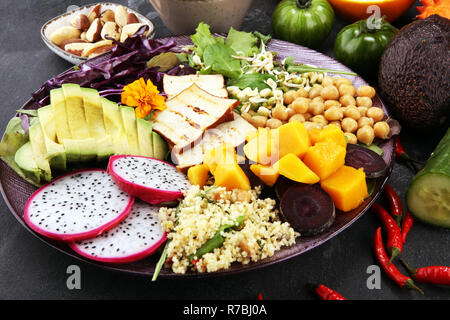 Tofu grillé et de fruit du dragon bol bouddha avec légumes et d'humus. Banque D'Images