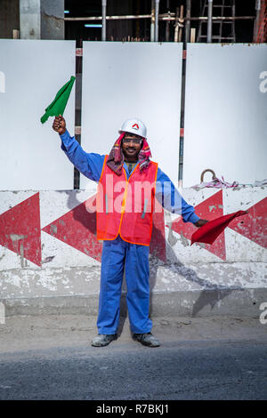 Site de construction des ondes de contrôleur de la circulation les drapeaux sur chantier de construction à Dubaï (Émirats arabes unis Banque D'Images