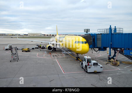 Spirit Airlines avion jaune à l'Aéroport Métropolitain de Détroit, Michigan, United States Banque D'Images