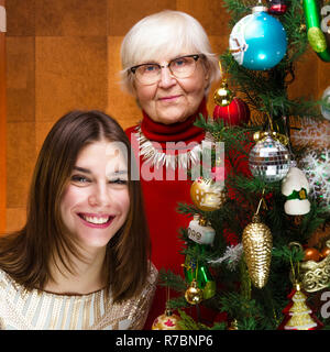 Nouvelle année. hauts et grand-mère young caucasian woman, adolescent Banque D'Images