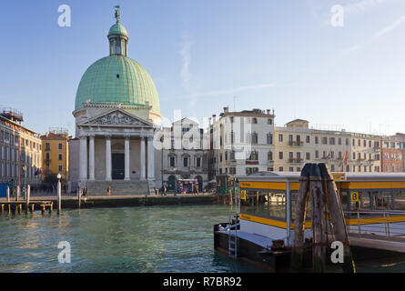 Venise, Italie - 12 décembre 2015 : l'imposante coupole de l'église de San Simeone Piccolo sur le Grand Canal, avec l'arrêt de ferry à l'avant-plan Banque D'Images