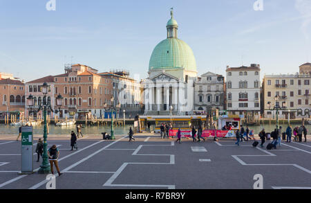 Venise, Italie - 12 décembre 2015 : l'open space bondé entre la gare des trains de Santa Lucia et le Grand Canal Banque D'Images