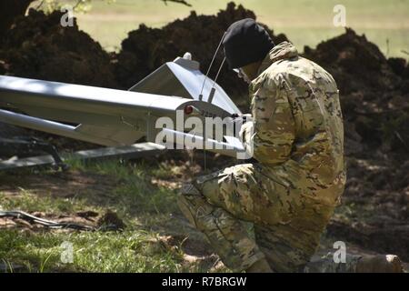 Le sergent de l'armée américaine. Phillip Marlowe, des drones (UAV), chef d'équipe du peloton d'UAV, Delta, l'escadron du régiment de troupes (RES), 2e régiment de cavalerie, prépare le RQ-7B Système de drones tactiques de l'ombre (Tuas) pour lancer au cours de Sabre à la jonction 17 Hohenfels Domaine de formation, l'Allemagne, le 10 mai 2017. Sortie 17 Sabre est l'armée américaine l'Europe centre d'instruction au combat pour l'exercice de certification 2CR, qui aura lieu au Centre de préparation interarmées multinationale à Hohenfels, Allemagne, du 25 avril au 19 mai 2017. L'exercice a pour but d'évaluer l'état de préparation du régiment pour mener unified Banque D'Images