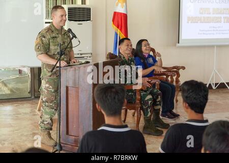 Le capitaine de l'armée américaine Sawyer Dane, 405e Bataillon des affaires civiles, livre ses observations au cours de formation pour la préparation aux catastrophes civiles Balikatan 2017 au Fort Ramon Magsaysay à Santa Rosa, Nueva Ecija, 3 mai 2017.La formation de préparation aux catastrophes avec les collectivités locales permet à l'armée des États-Unis et des Philippines pour renforcer les capacités de préparation et d'intervention au cours d'une catastrophe naturelle. Balikatan est un américain annuel-exercice militaire bilatérale des Philippines a porté sur une grande variété de missions, y compris l'aide humanitaire, les secours en cas de catastrophe, la lutte contre le terrorisme, et d'autres opérations militaires conjointes. Banque D'Images